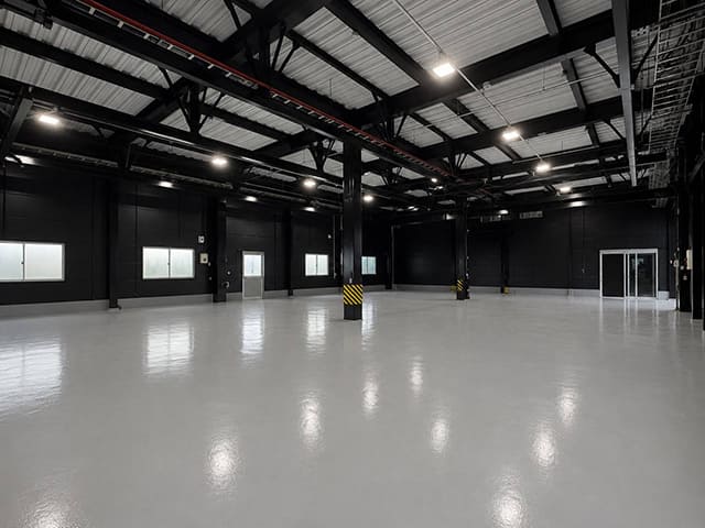 AZAPAエンジニアリング株式会社。工場内の作業場も広くなり作業動線も改善。